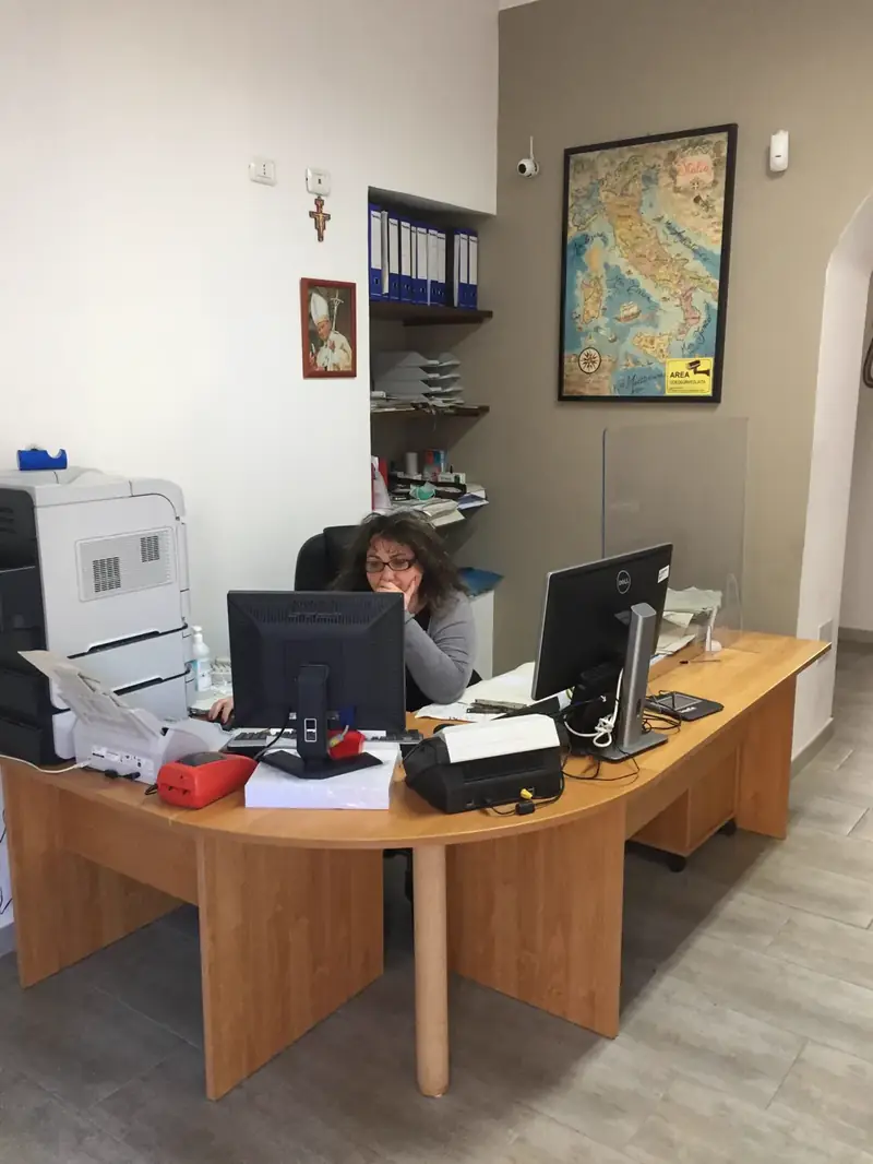 Francesca Ripepe alla sua scrivania nell'agenzia Chiuddia Viaggi
