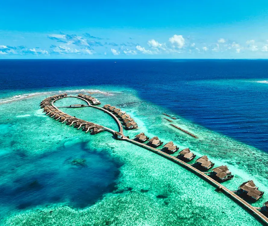 Ville sull'acqua in un atollo delle Maldive visto dall'alto
